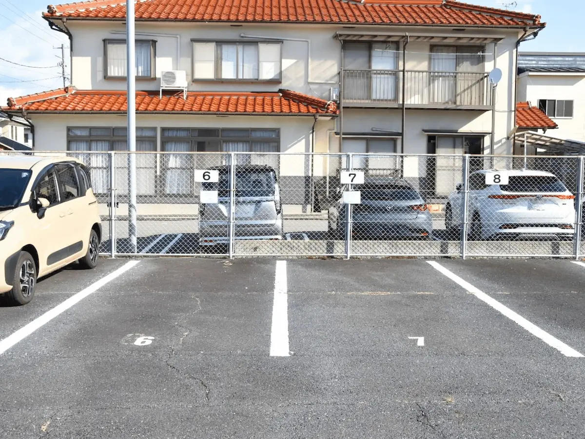 岩成整体の駐車場の画像2